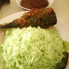 A picture of Green Rice with fish.