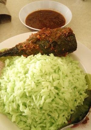 A picture of Green Rice with fish.