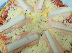 Una foto de Pizza de palmito con salsa golf