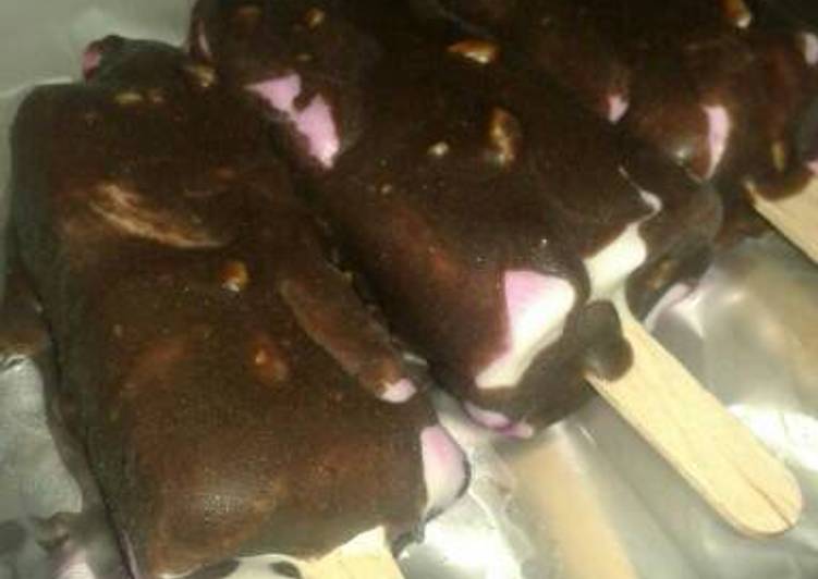 Dragonfruit icecream with choco peanut glaze a.k.a Feast KW