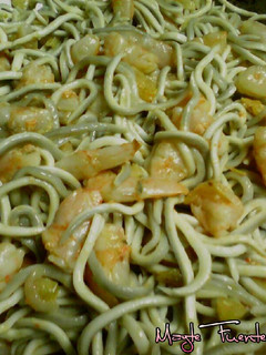 Una foto de Gulas con langostinos al ajillo