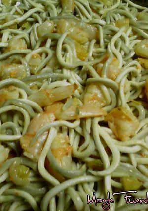 Una foto de Gulas con langostinos al ajillo