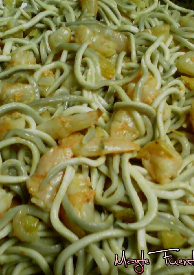 Una foto de Gulas con langostinos al ajillo