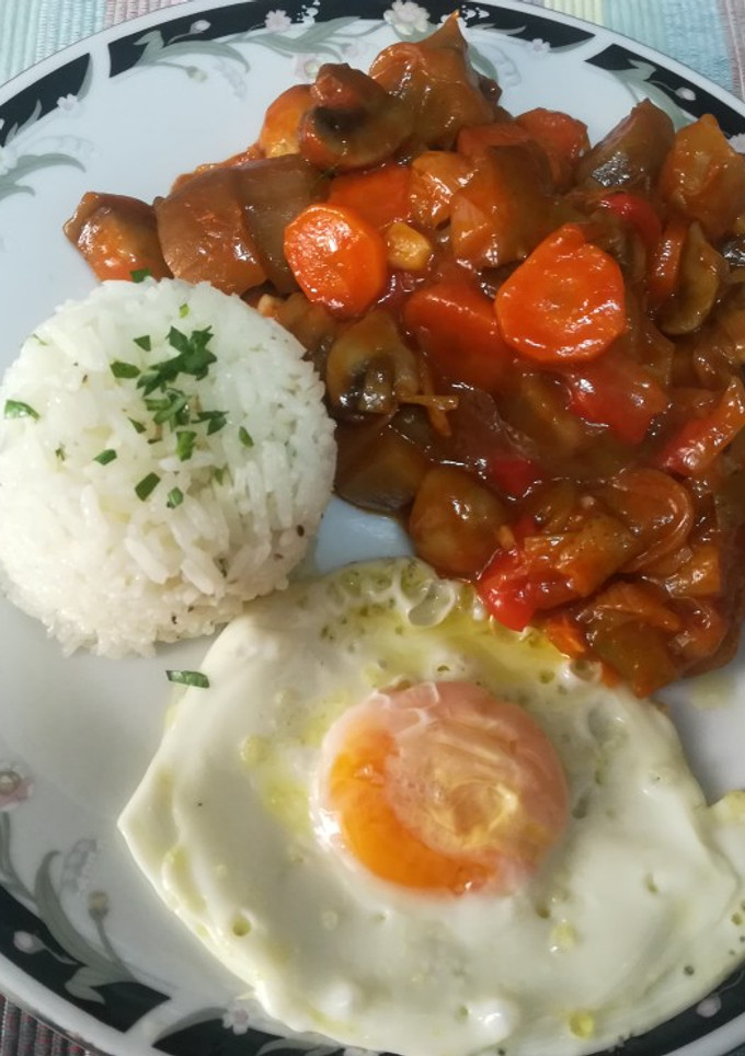Una foto de Pisto con berenjena y champiñones