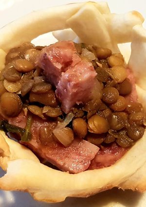 Foto di Cestino di pasta sfoglia con cotechino e lenticchie