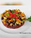 Dadolata di verdure estive su riso rosso