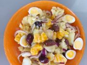 Una foto de ensalada de migas de bacalao