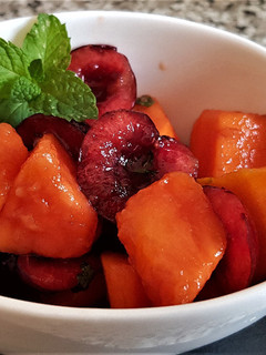 Una foto de Ensalada de Papaya y Cerezas al limón y menta #recetas saludables para diabetes