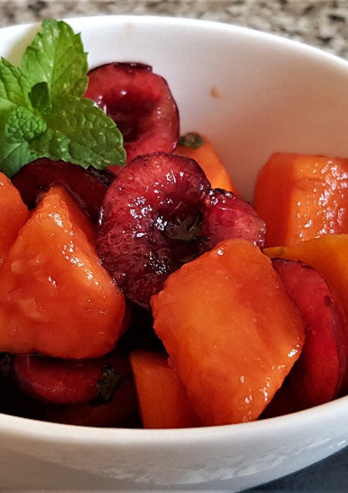 Una foto de Ensalada de Papaya y Cerezas al limón y menta #recetas saludables para diabetes