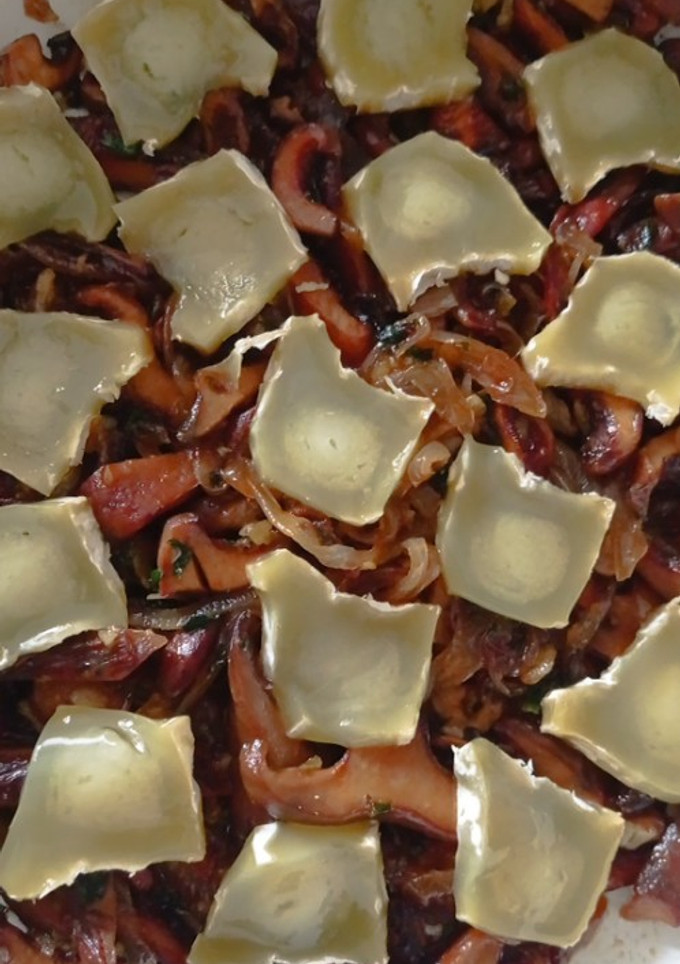 Una foto de Níscalos con cebolla caramelizada y queso de cabra