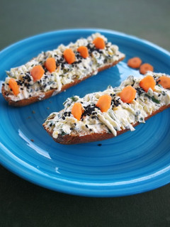 Una foto de Barra de pan de centeno con crema de queso y hojas verdes