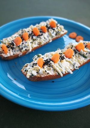 Una foto de Barra de pan de centeno con crema de queso y hojas verdes