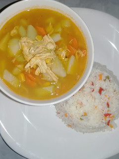 Una foto de Sopita de pollo con verduras