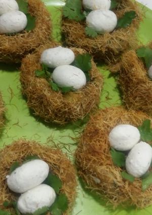 A picture of Baked bird nest snack.