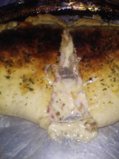 Una foto de Calzone relleno con pollo