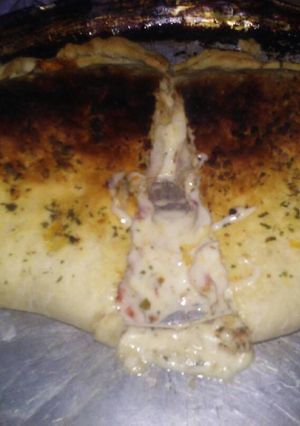 Una foto de Calzone relleno con pollo