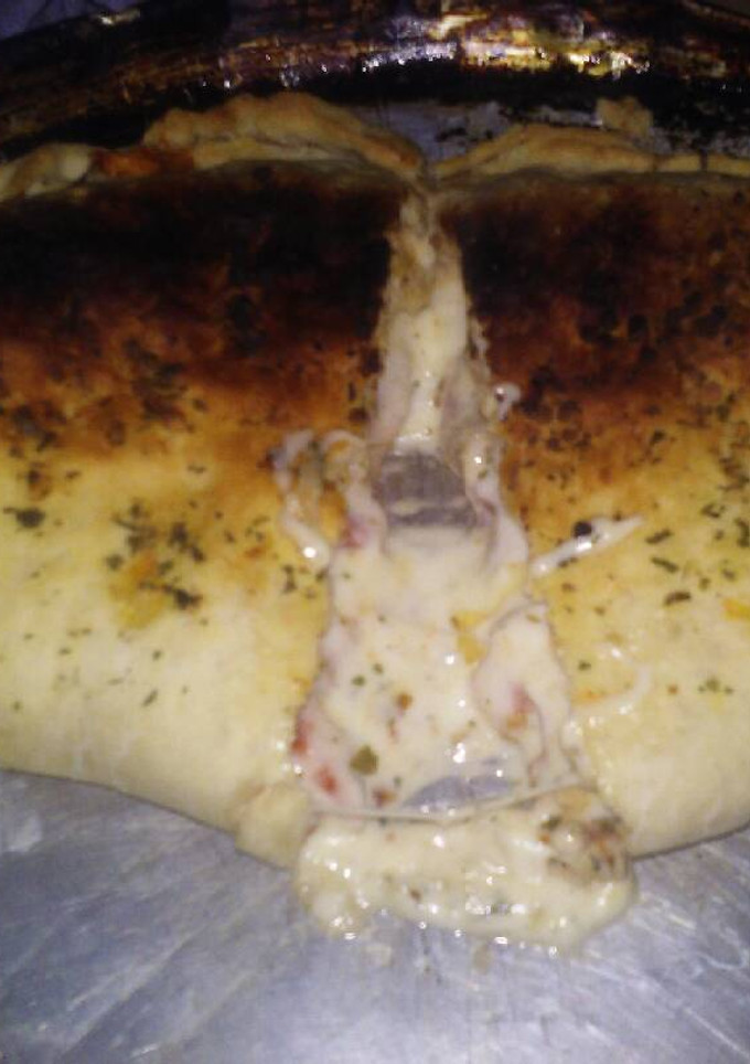 Una foto de Calzone relleno con pollo