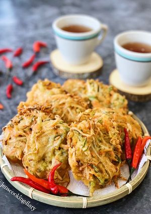 A picture of Bakwan Sayur Renyah (Crunchy Indonesian Vegetables Fritters).