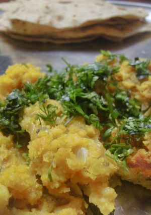 पिठलं (pithla recipe in marathi) रेसिपी चे मुख्य फोटो 