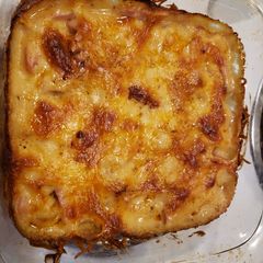 A picture of Cheesy ham & potatoes.