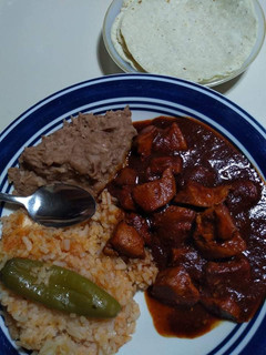 Una foto de Asado de puerco y arroz rojo natural