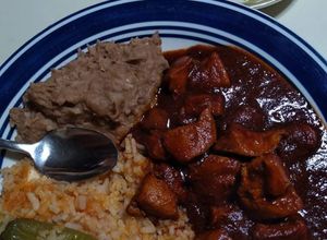 Una foto de Asado de puerco y arroz rojo natural
