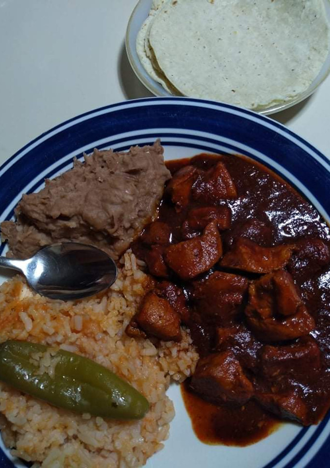 Una foto de Asado de puerco y arroz rojo natural