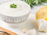 Una foto de salsa yogurt kebab