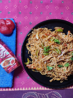 વેજ હક્કા નૂડલ્સ (Veg. Hakka Noodles Recipe In Gujarati) રેસીપી મુખ્ય ફોટો