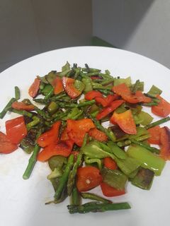 Una foto de Salteado de pimientos y espárragos trigueros