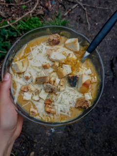 Una foto de Sopa cremosa (sin crema) de calabaza y varios