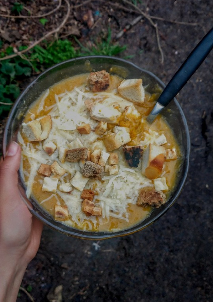Una foto de Sopa cremosa (sin crema) de calabaza y varios
