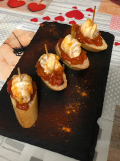 Una foto de Montaditos de lenguado y tomate
