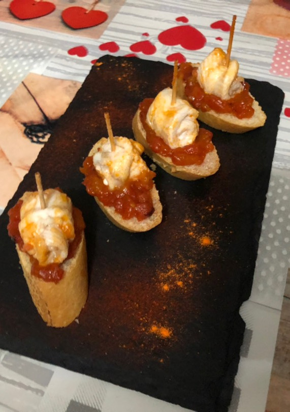 Una foto de Montaditos de lenguado y tomate