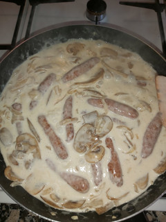Una foto de Salchichas con champiñones y cebolla a la crema