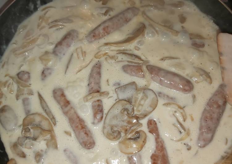 Salchichas con champiñones y cebolla a la crema