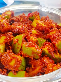 ઇન્સ્ટન્ટ કાચી કેરી નું અથાણું (Instant Raw Mango Pickle Recipe In Gujarati) રેસીપી મુખ્ય ફોટો