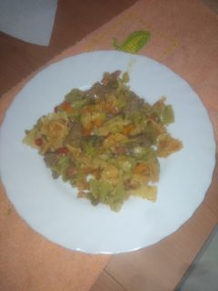 Una foto de Wok de pasta con carne y verduras