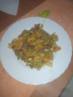 Una foto de Wok de pasta con carne y verduras