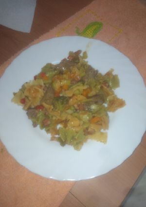 Una foto de Wok de pasta con carne y verduras
