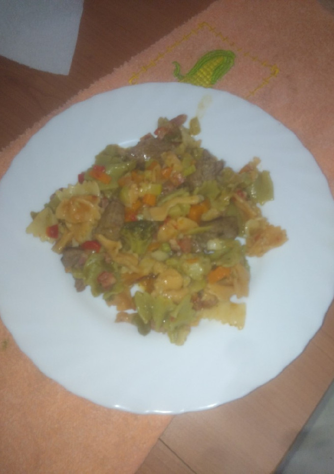 Una foto de Wok de pasta con carne y verduras