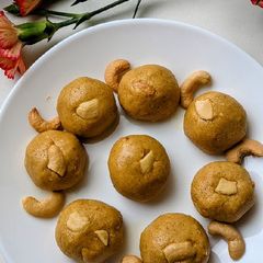 A picture of Besan ladoo.