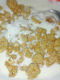 Una foto de Yogur griego, muesli y coco rallado... "Cocoantojito" ☺️💞