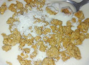 Una foto de Yogur griego, muesli y coco rallado... "Cocoantojito" ☺️💞