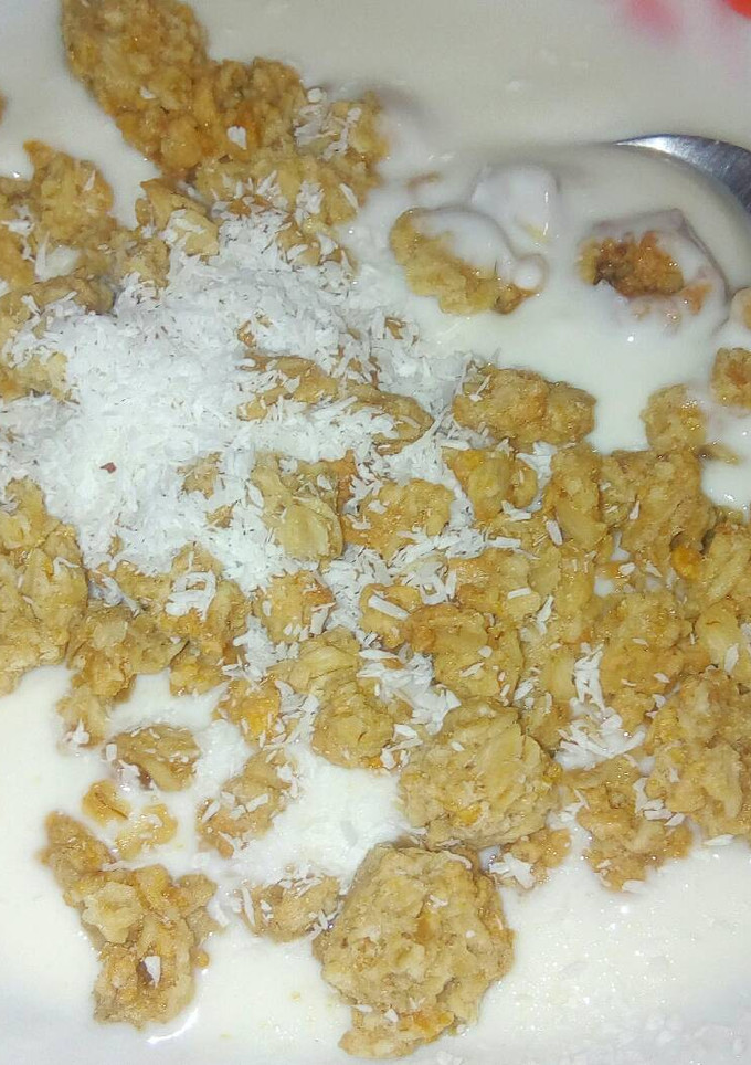 Una foto de Yogur griego, muesli y coco rallado... "Cocoantojito" ☺️💞