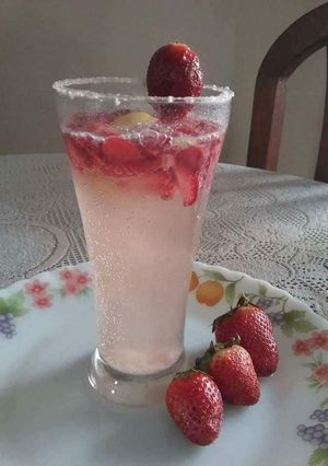 A picture of Strawberry mozzito.