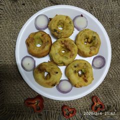 A picture of Aalu vada.
