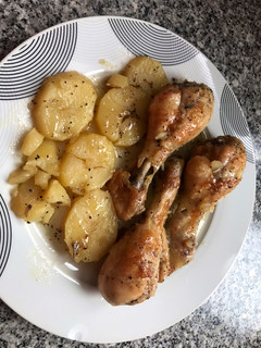 Una foto de Muslos de pollo con patatas al horno