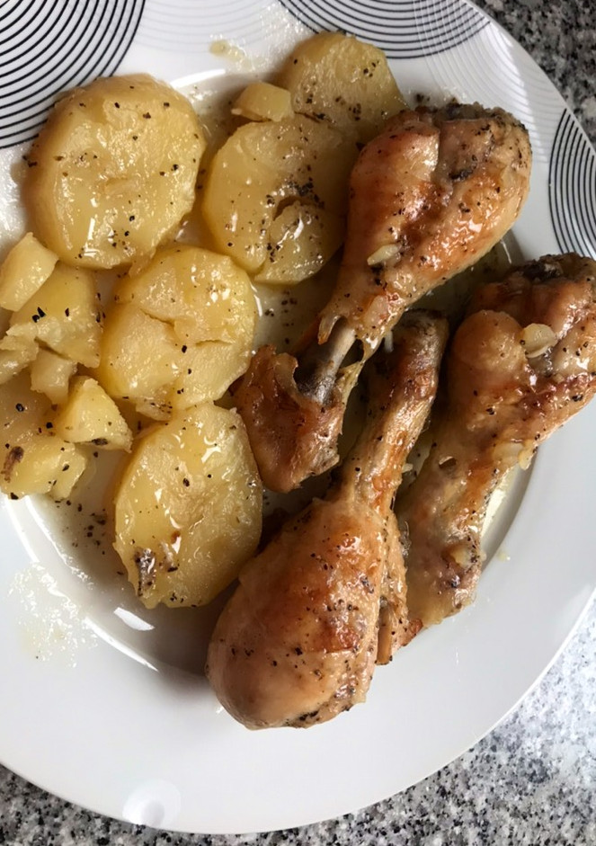 Una foto de Muslos de pollo con patatas al horno