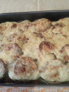 Una foto de Moussaka de berenjenas con papas y ternera